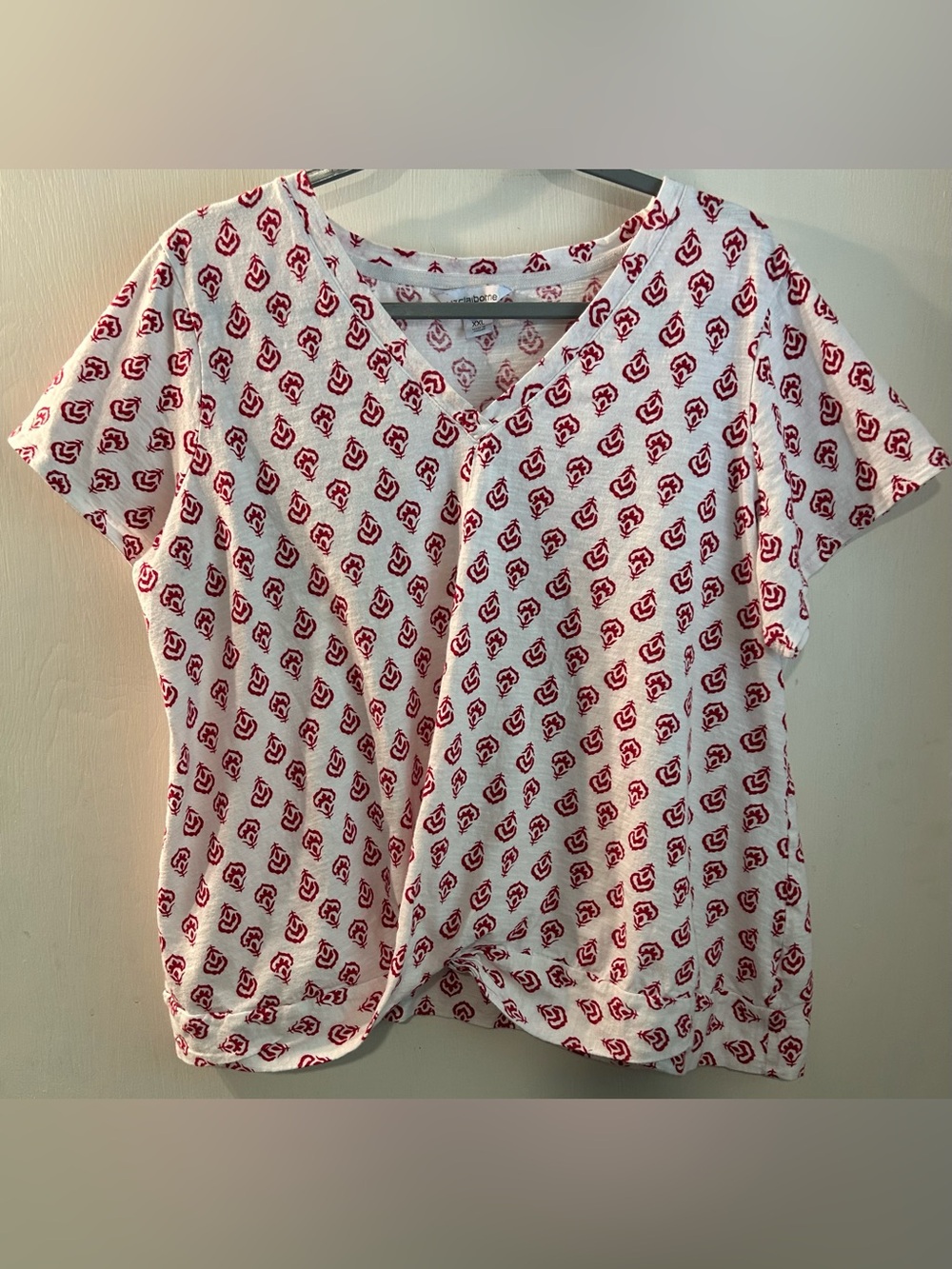 Liz Claiborne Women's White Short-Sleeve V-Neck Top with Red Pattern XXL